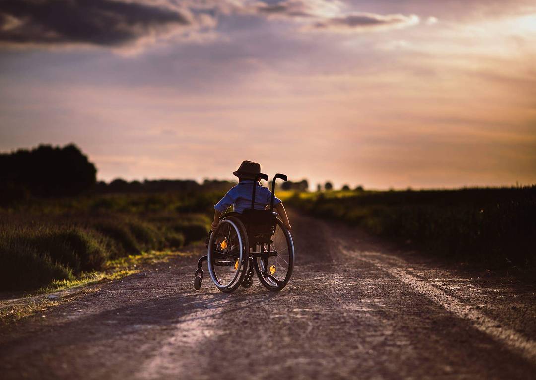 Spotyka się z facetem na wózku inwalidzkim