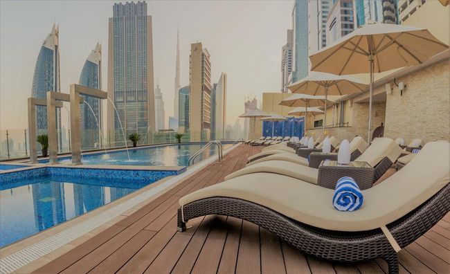 Basen w Gevora Hotel Dubai